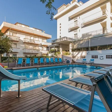Family Antibes -50m Dal Mare - فندق