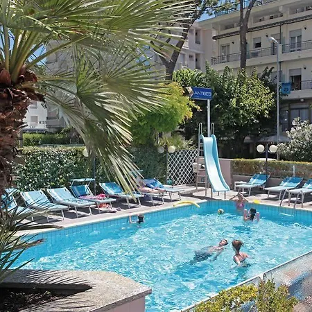 Family Antibes -50m Dal Mare - فندق