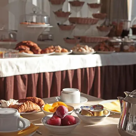 Hotell Family Antibes -50m Dal Mare - 3*