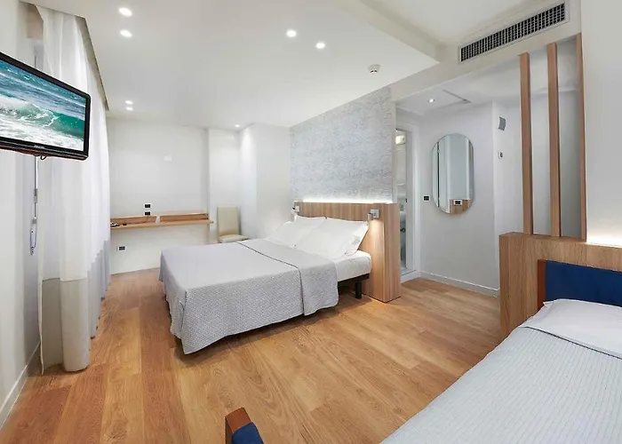 Отель Family Antibes -50m Dal Mare -